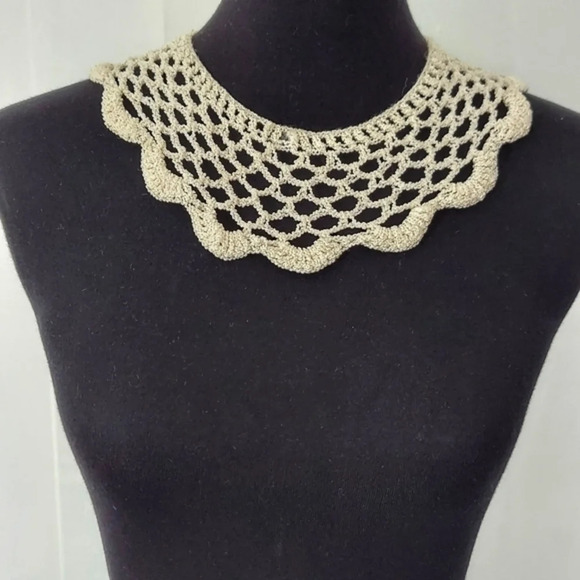 Vintage White Crocheted Collar Buttons in the back - Picture 10 of 10